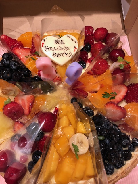 開業してから８回目の誕生日、職員の皆からケーキ頂きました。