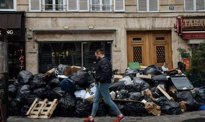 フランスでは年金改革でスト多発・・・・街にゴミが溢れているようですね。