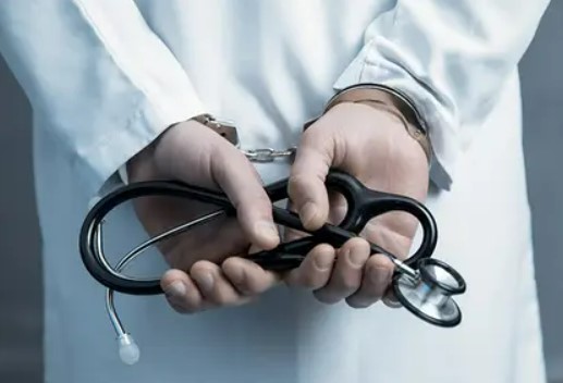 ファストドクター、コールドクター、ナイトドクター・・・軽症者への往診は保険診療上そろそろ規制すべきでは？？