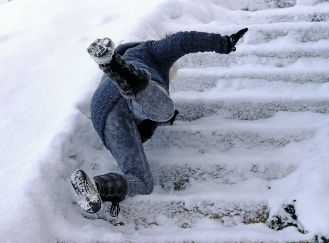 転倒→打撲の患者さんが急増しています。外出や出勤の際には注意してくださいね。