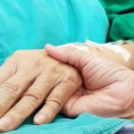 在宅緩和ケアでの看取りはどうあるべきか、考えさせられますね【《2000人以上を看取る》在宅緩和ケア医・萬田緑平さん、病院での延命治療に「点滴や水分を入れられて…酸素チューブをつけて…果たしてそれは幸せな最期でしょうか？」】