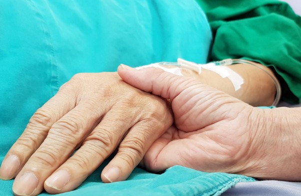 在宅緩和ケアでの看取りはどうあるべきか、考えさせられますね【《2000人以上を看取る》在宅緩和ケア医・萬田緑平さん、病院での延命治療に「点滴や水分を入れられて…酸素チューブをつけて…果たしてそれは幸せな最期でしょうか？」】