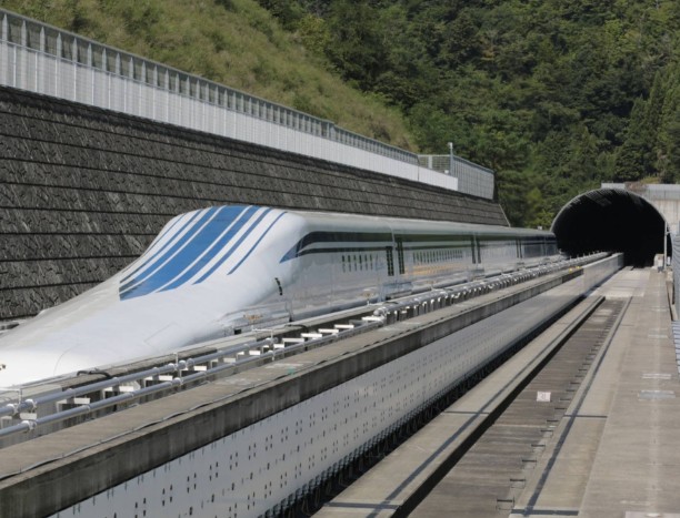 資料提供：男女で異なるエクストリーム通勤者の割合と年齢層の関係