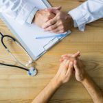 外来で患者さん家族の色々な問題に対応。皆さんどこにも相談できないことを話してくれます。