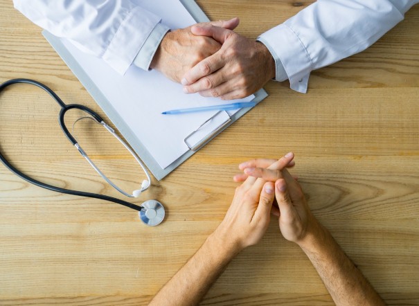 外来で患者さん家族の色々な問題に対応。皆さんどこにも相談できないことを話してくれます。