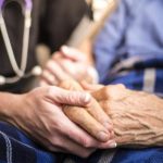 認知症患者さんの外来診療、在宅医療をしている医師がやった方がbetterかなと考えています。