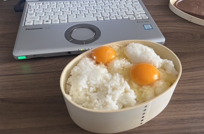 まぁたまにはこういう手抜きの昼めしも悪くない・・・